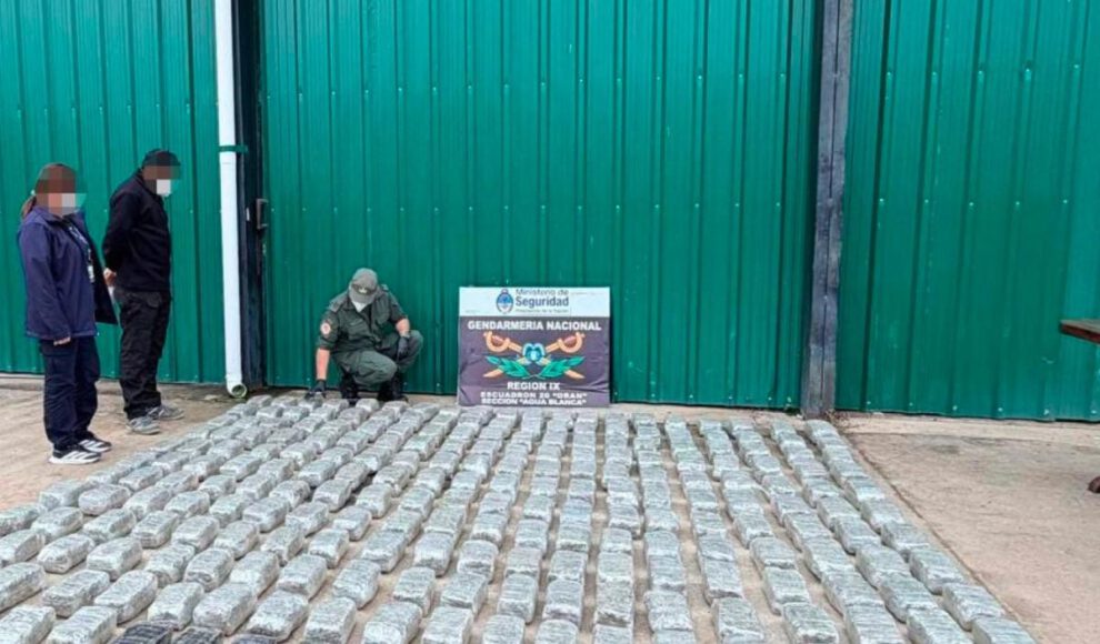 En cercanías del Río Bermejo, el personal de la Fuerza secuestró más de 261 kilos de marihuana y detuvo a cinco ciudadanos de nacionalidad boliviana.
