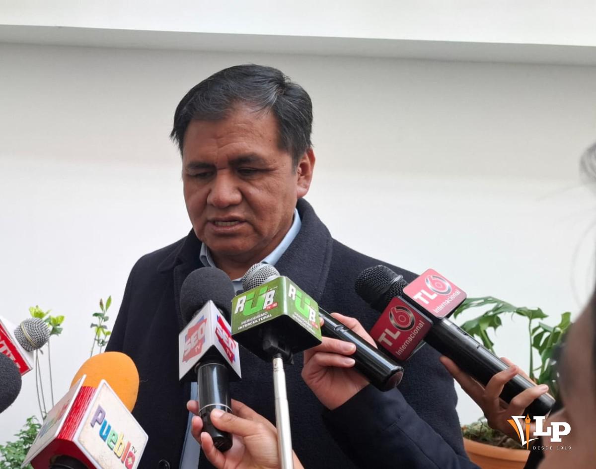 El senador Quispe en conferencia de prensa