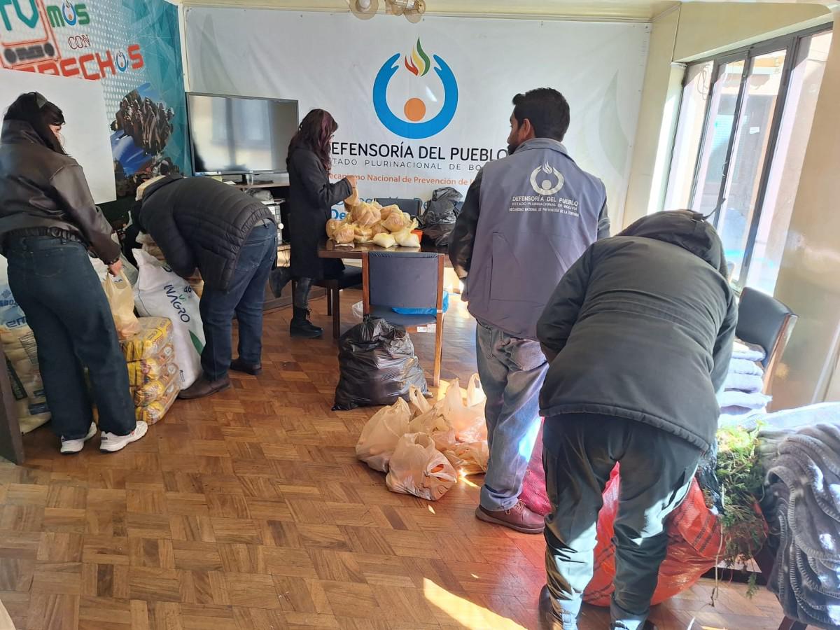 La Delegación Defensorial de Oruro, brinda asistencia humanitaria a transportistas que permanecen varados en carretera Caracollo - Panduro