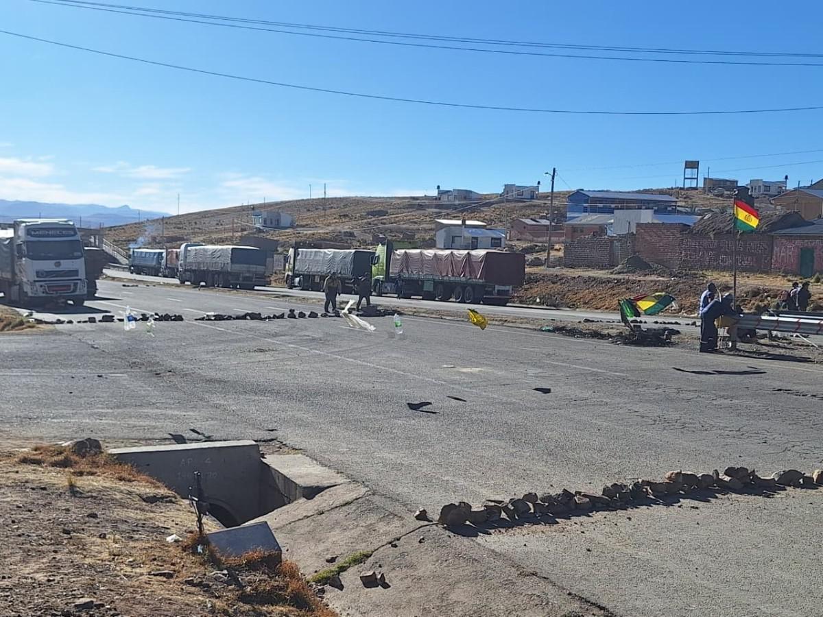 Chóferes permanecen varados en carretera Caracollo - Panduro