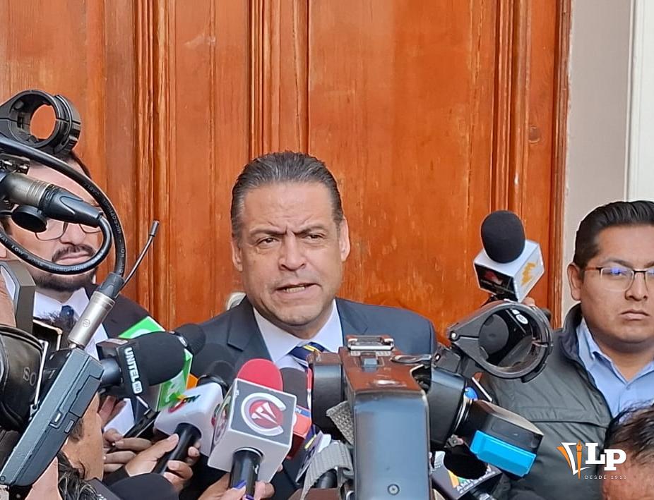 El gobernador de La Paz, Luis Revilla, en conferencia de prensa