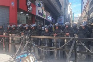 El cerco policial en Plaza Murillo lleva semanas restringiendo el ingreso a Kilómetro Cero