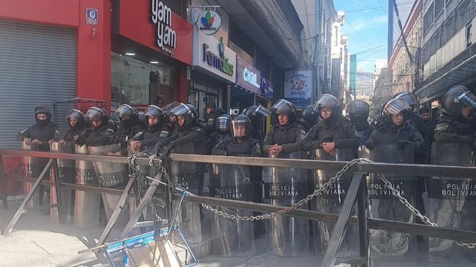 El cerco policial en Plaza Murillo lleva semanas restringiendo el ingreso a Kilómetro Cero