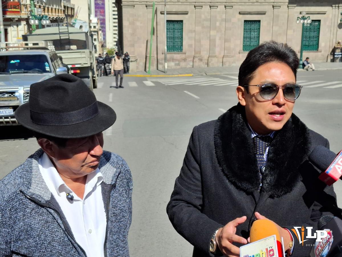 Campero y Quispe tras salir de su reunión en la Comisión de Constitución, Legislación y Sistema Electoral