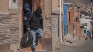 La Policía informó que el hombre, de 78 años, fue incluso enmanillado por los asaltantes para asegurar el robo