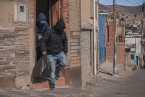 La Policía informó que el hombre, de 78 años, fue incluso enmanillado por los asaltantes para asegurar el robo