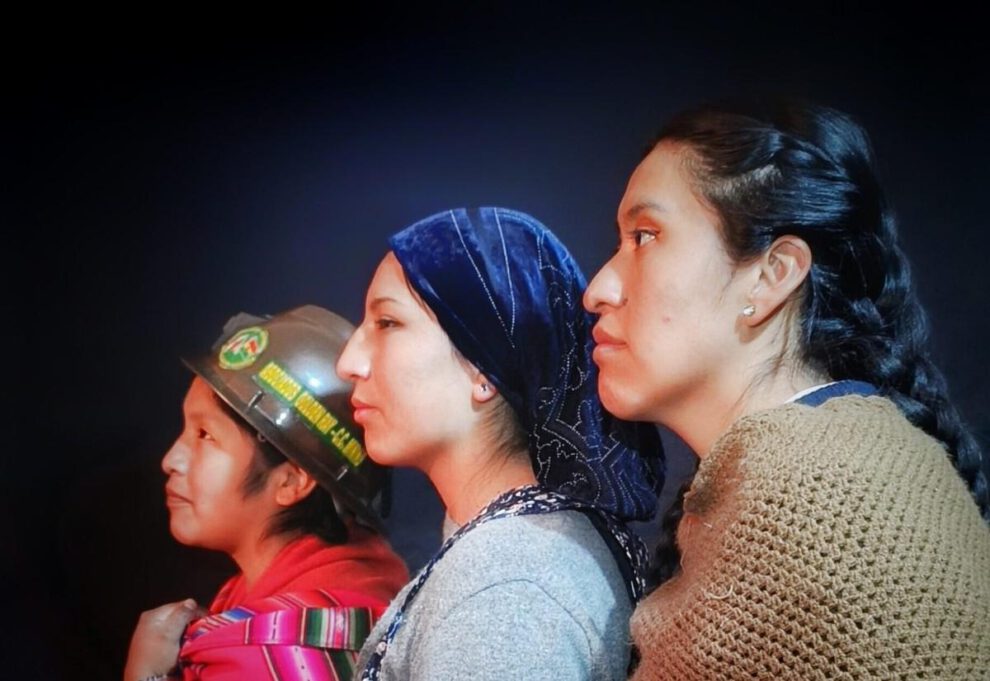 Integrantes del Colectivo Sileni en una escena de la obra