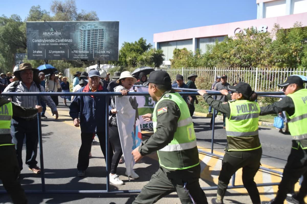 Los movilizados ingresaron al aeropuerto sobrepasando a los efectivos policiales