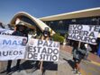 Con pancartas y gritos como “no queremos bloqueos, queremos trabajar”, los lecheros ingresaron a las instalaciones del aeropuerto