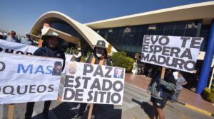 Con pancartas y gritos como “no queremos bloqueos, queremos trabajar”, los lecheros ingresaron a las instalaciones del aeropuerto