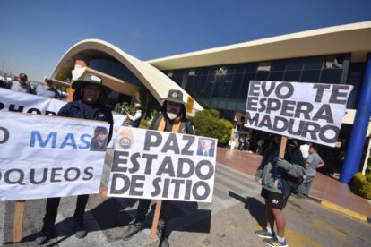 Con pancartas y gritos como “no queremos bloqueos, queremos trabajar”, los lecheros ingresaron a las instalaciones del aeropuerto