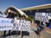 Con pancartas y gritos como “no queremos bloqueos, queremos trabajar”, los lecheros ingresaron a las instalaciones del aeropuerto