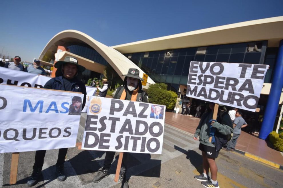 Con pancartas y gritos como “no queremos bloqueos, queremos trabajar”, los lecheros ingresaron a las instalaciones del aeropuerto