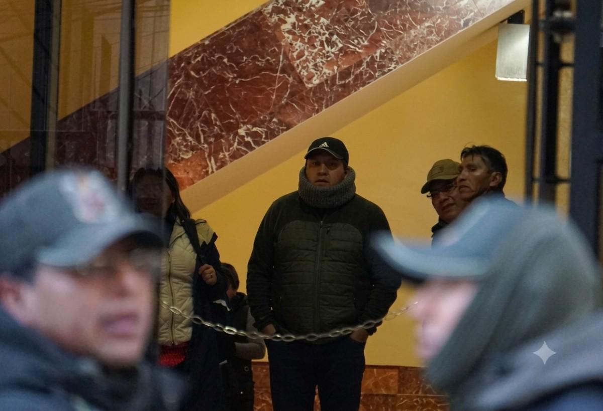 El dirigente de la COB llegó al lugar fijado para reunirse