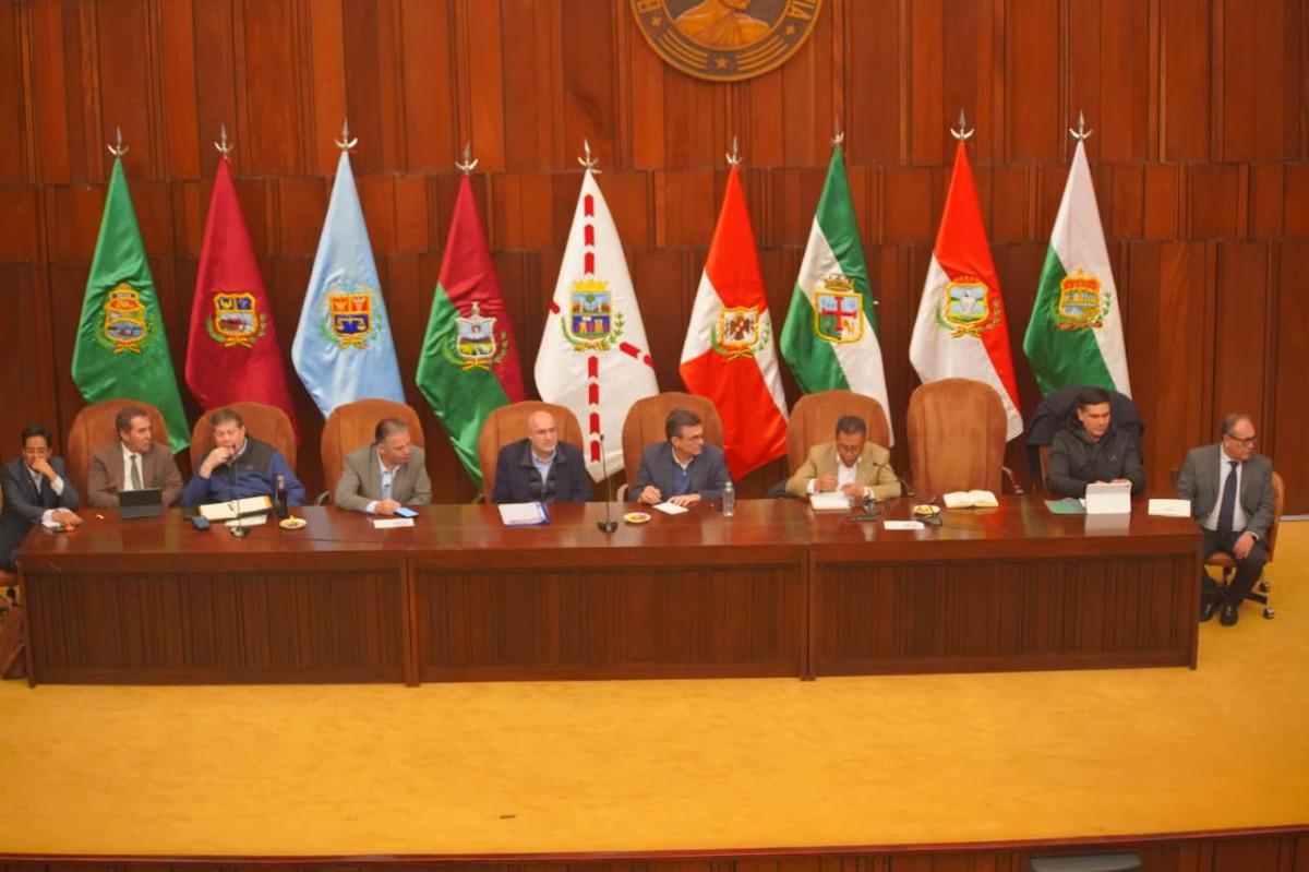 El escenario del diálogo: el presidente Paz y la dirigencia frente a las banderas departamentales