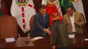 Paz y un dirigente de la COB sellan el comienzo de las conversaciones con un apretón de manos