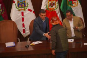 Paz y un dirigente de la COB sellan el comienzo de las conversaciones con un apretón de manos
