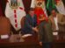 Paz y un dirigente de la COB sellan el comienzo de las conversaciones con un apretón de manos