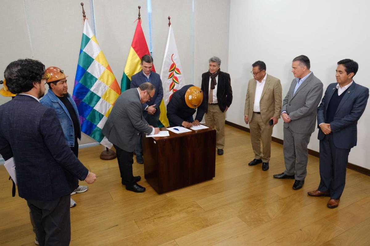 Representantes mineros de Huanuni y autoridades del Gobierno suscriben el acuerdo de trabajo