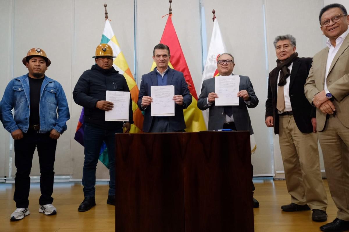 Autoridades y dirigentes mineros presentan el documento firmado