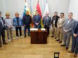 Autoridades nacionales y representantes del sector minero tras la firma del compromiso de estabilidad