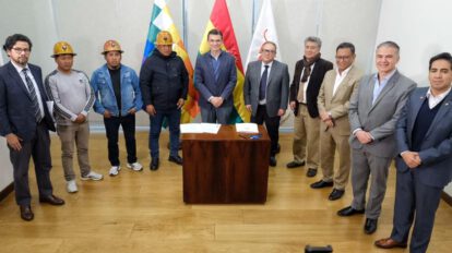 Autoridades nacionales y representantes del sector minero tras la firma del compromiso de estabilidad