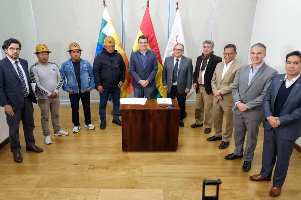 Autoridades nacionales y representantes del sector minero tras la firma del compromiso de estabilidad