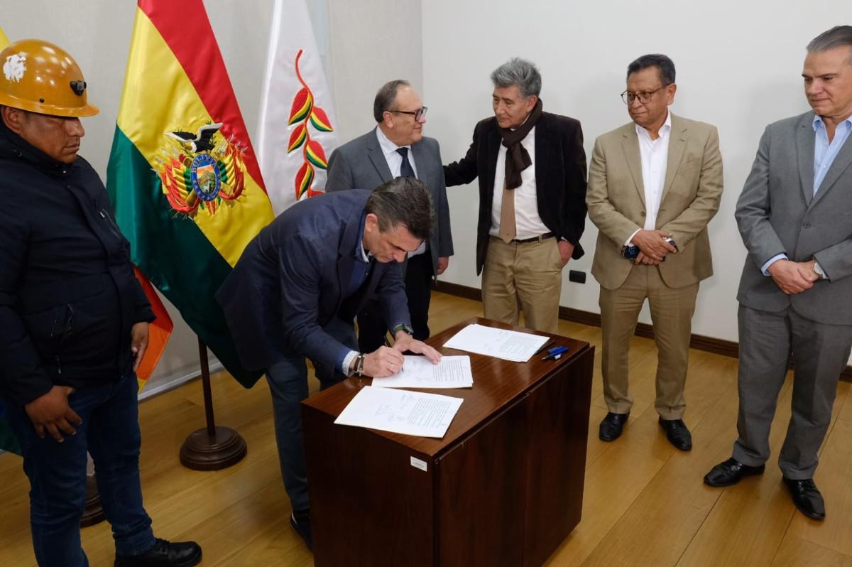 El Presidente Paz junto a representantes mineros al inicio de la firma de acuerdos