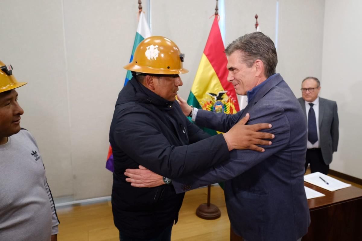 El Presidente Rodrigo Paz estrecha la mano de un dirigente minero