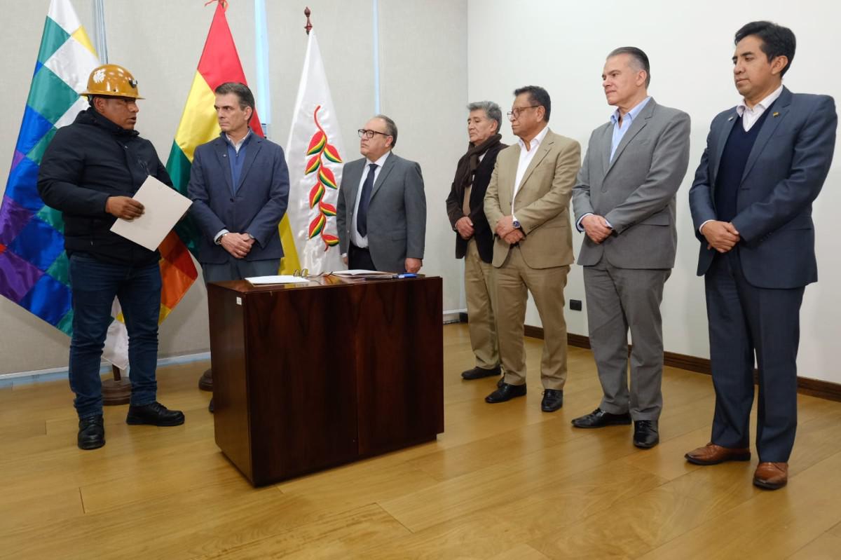 Representante de los trabajadores de Huanuni expone sus propuestas durante el encuentro oficial