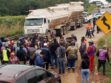 Personas con motos bloquean carreteras