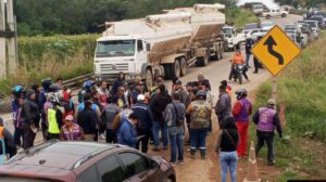 Personas con motos bloquean carreteras