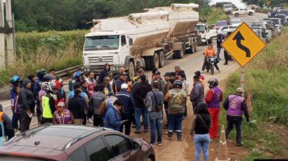 Personas con motos bloquean carreteras