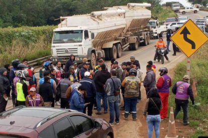 Personas con motos bloquean carreteras