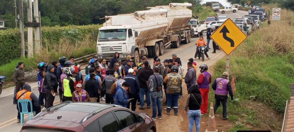 Personas con motos bloquean carreteras