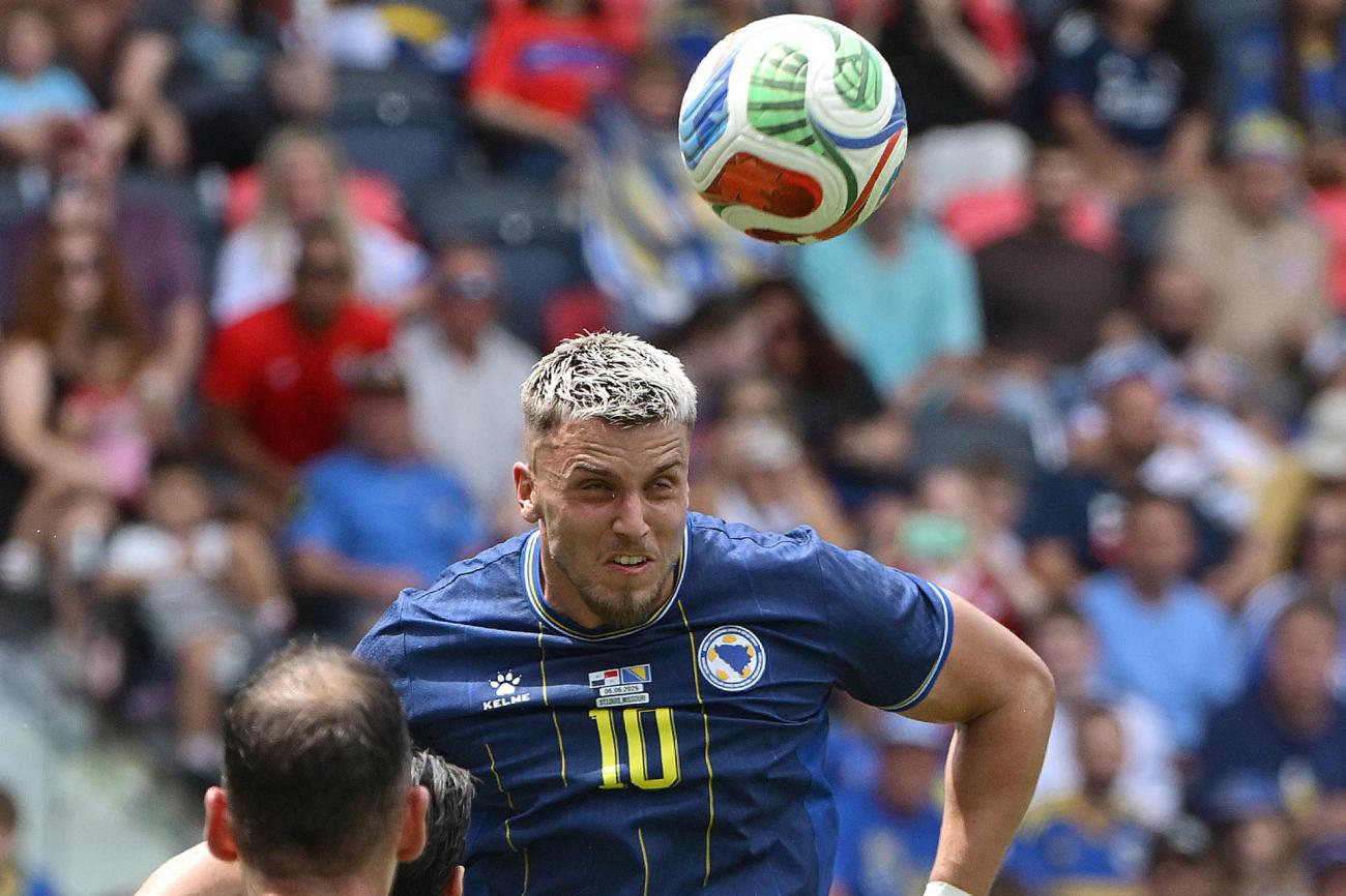 Jugador de Bosnia Ermedin Demirovic