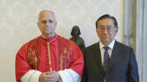 El papa León XIV junto al presidente interino peruano, José María Balcázar