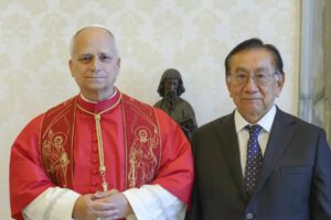El papa León XIV junto al presidente interino peruano, José María Balcázar