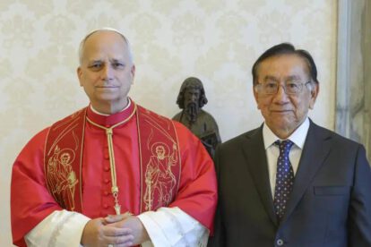 El papa León XIV junto al presidente interino peruano, José María Balcázar