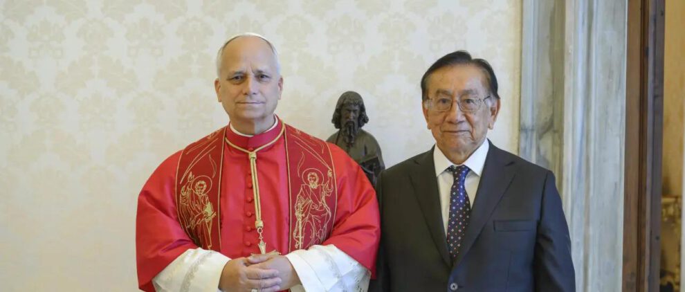 El papa León XIV junto al presidente interino peruano, José María Balcázar