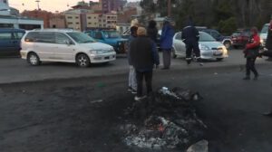 Personas paradas y autos