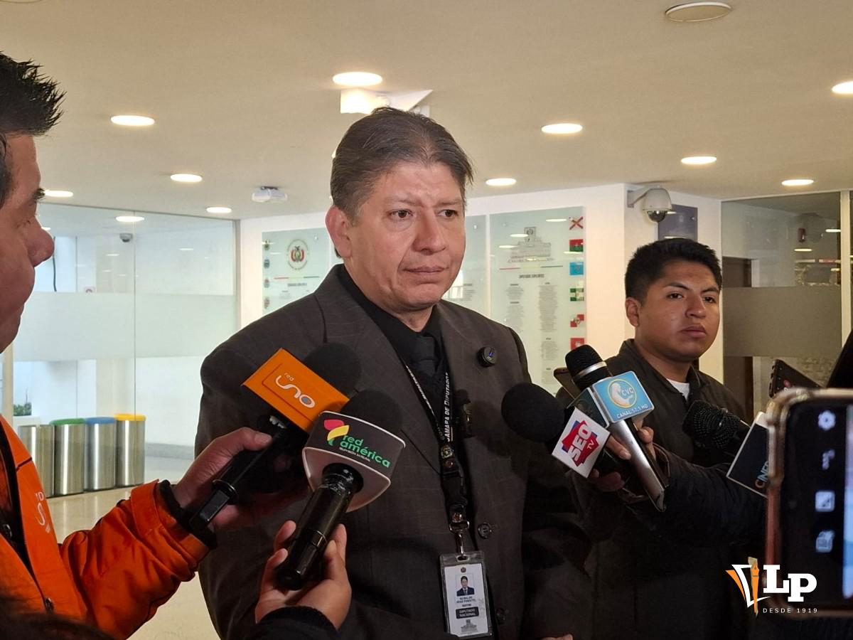 El diputado Seas en conferencia de prensa