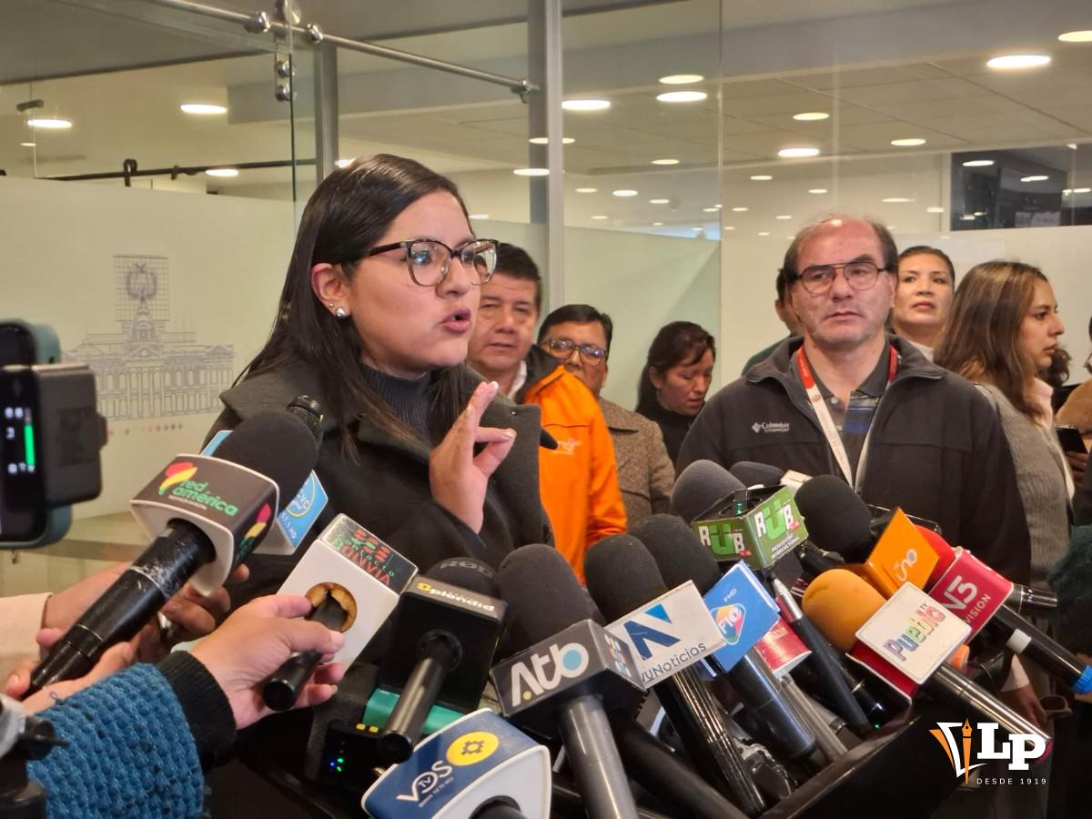 La diputada Claros en conferencia de prensa