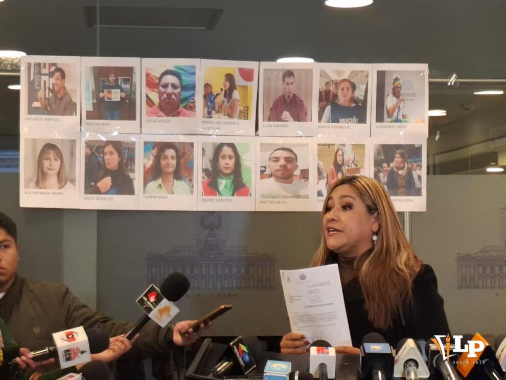La diputada Cachambi en conferencia de prensa