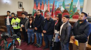 Autoridades departamentales y guías turísticos