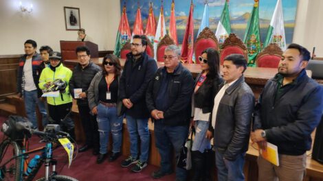 Autoridades departamentales y guías turísticos