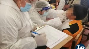 Personal de salud atiende a estudiante
