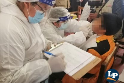 Personal de salud atiende a estudiante