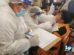 Personal de salud atiende a estudiante