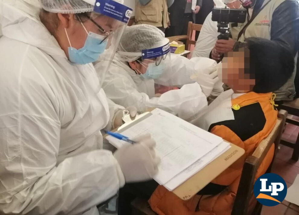 Personal de salud atiende a estudiante